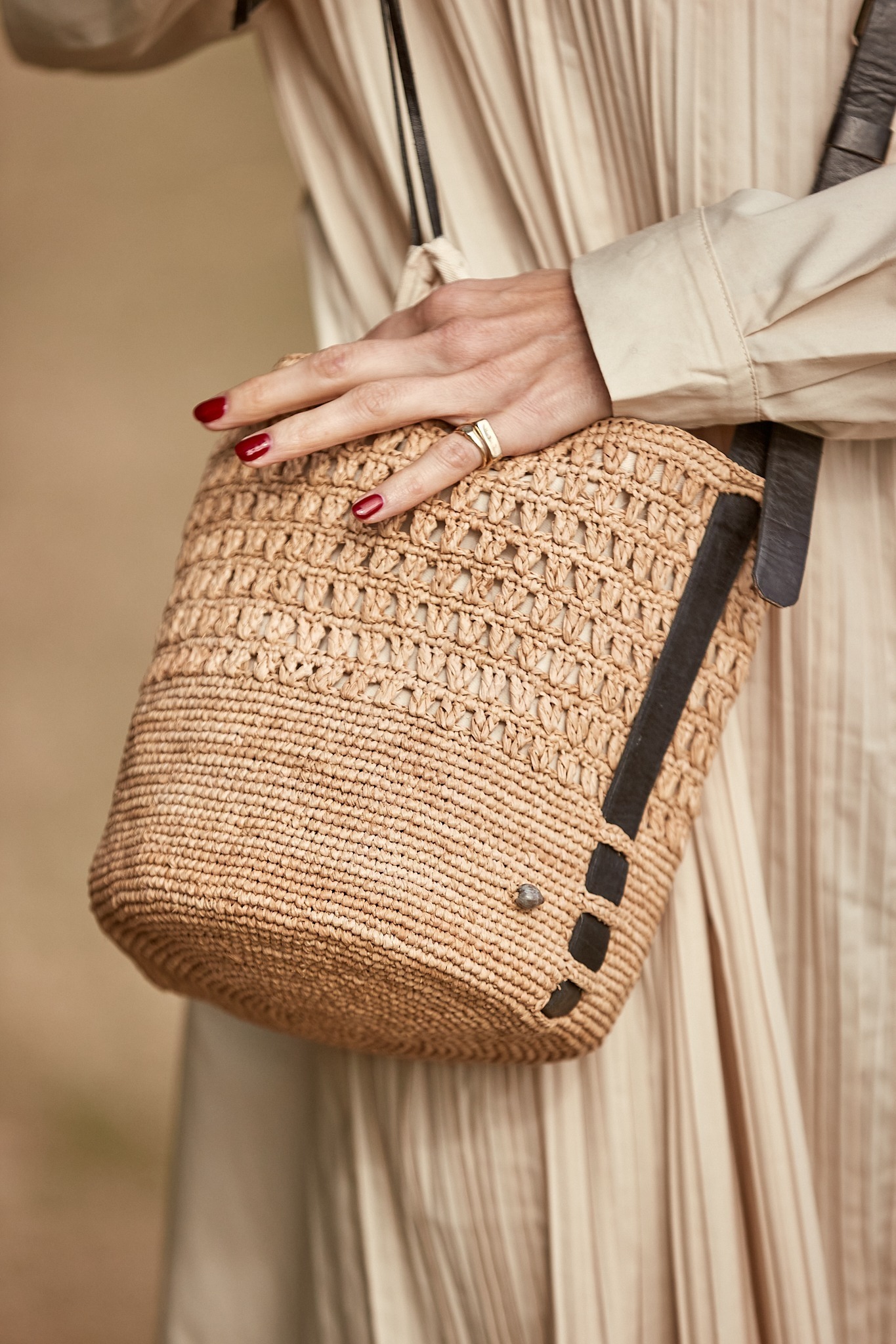 Aingo-tea-black-leather