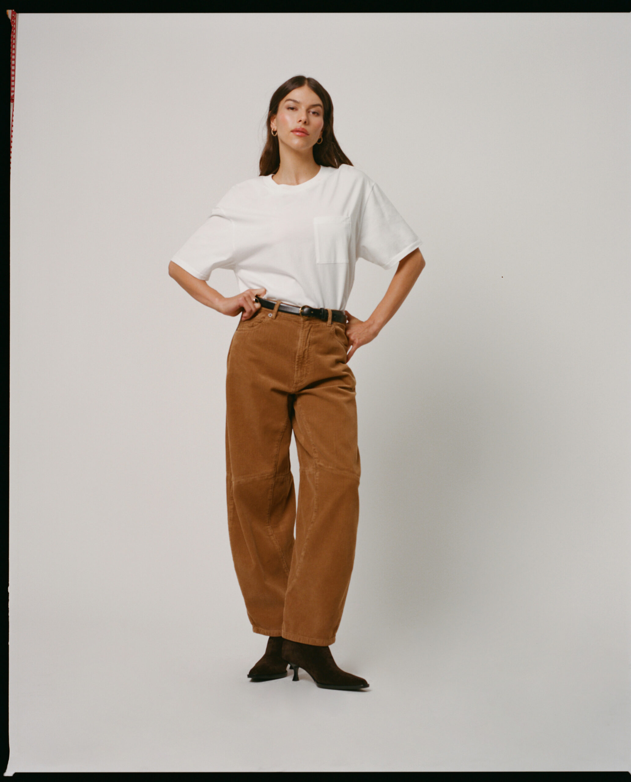 R53T02_006_OFF DUTY TEE_VINTAGE WHITE_R53J45_7054_GIGI BARREL TEDDY CORD_TEDDY_ (1)