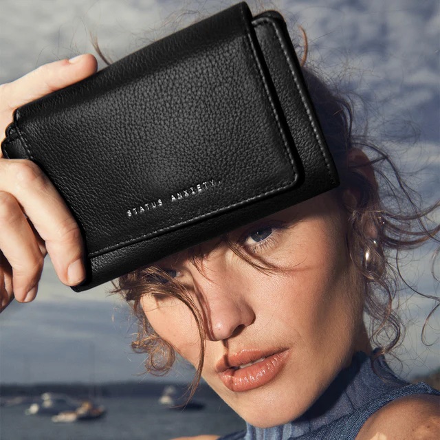 status-anxiety-wallet-visions-black-5-lifestyle-img